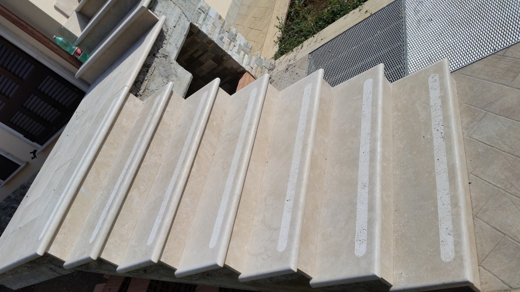 SCALA ESTERNA IN TRAVERTINO (2)