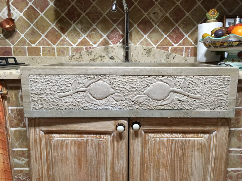 incisione lavello cucina in travertino