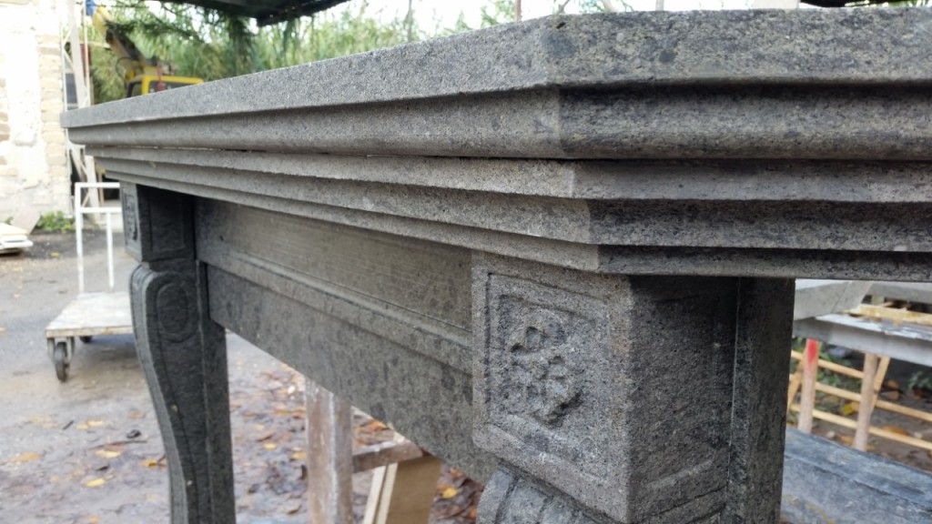 Rivestimento camino in peperino-1