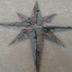 particolare intarsio tavolo in marmo