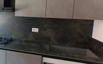 Top e schienale in neolith verde amazonico