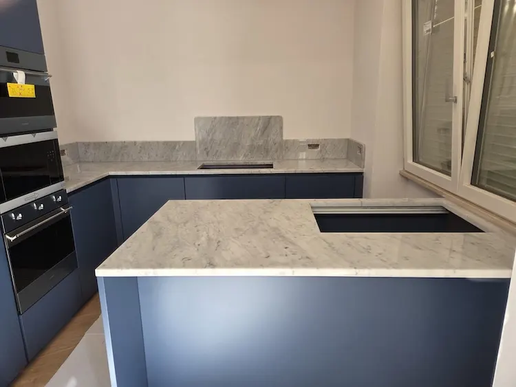 Top cucina in marmo di Carrara lucido