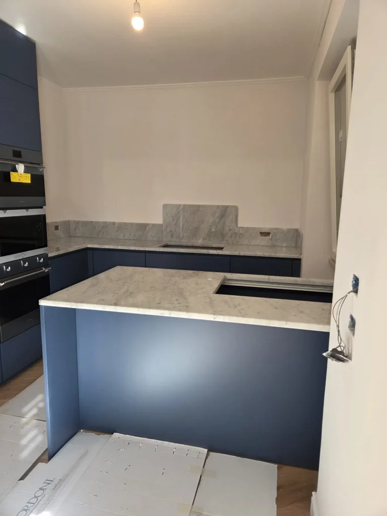 penisola cucina in marmo di carrara lucido
