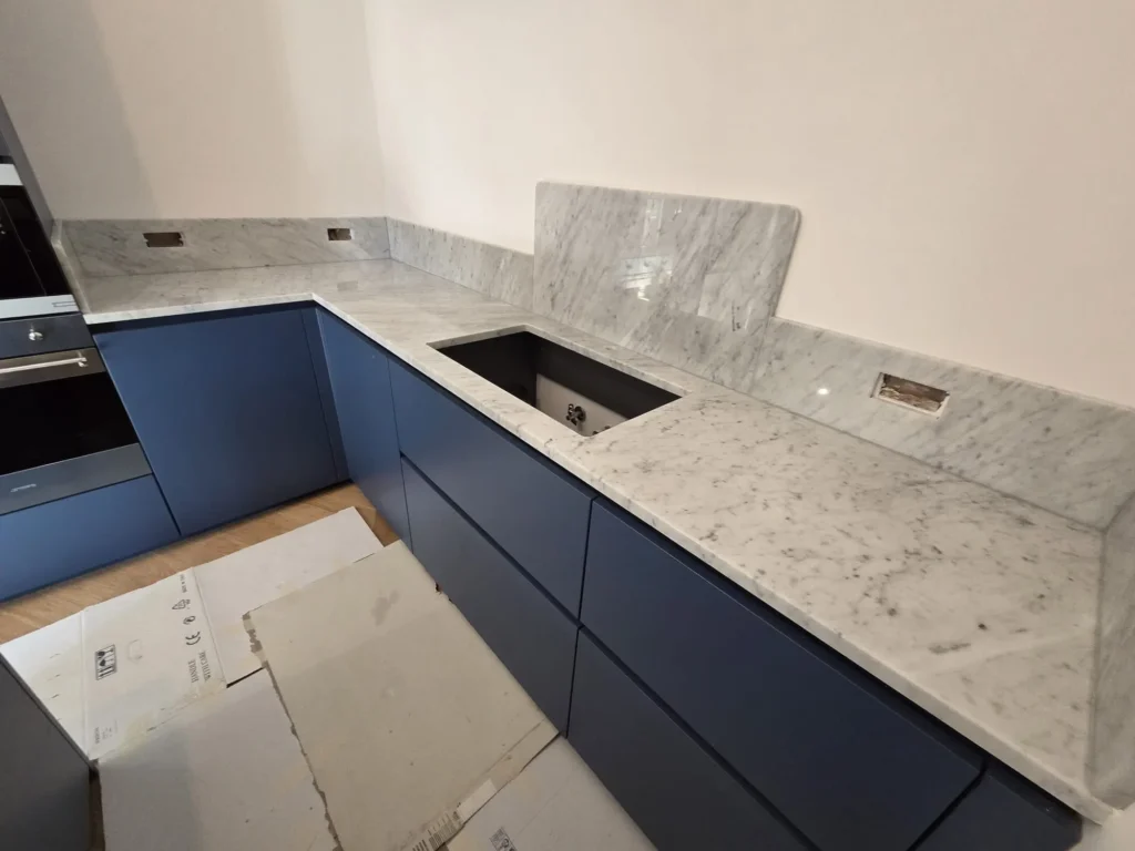 top cucina marmo di carrara lucido lavello sottotop