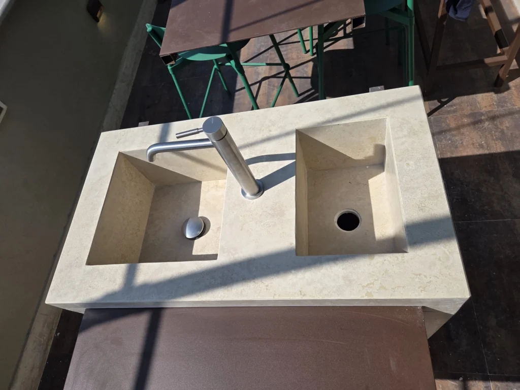 Lavello con portaghiaccio in travertino