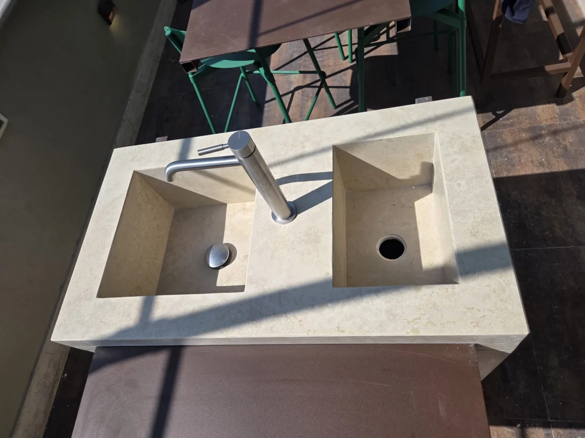 Lavello con portaghiaccio in travertino