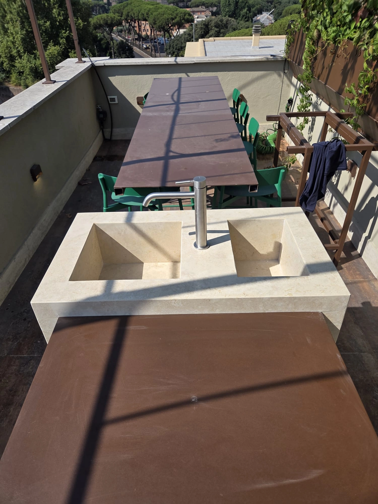 lavello in travertino con portachiaccio integrato