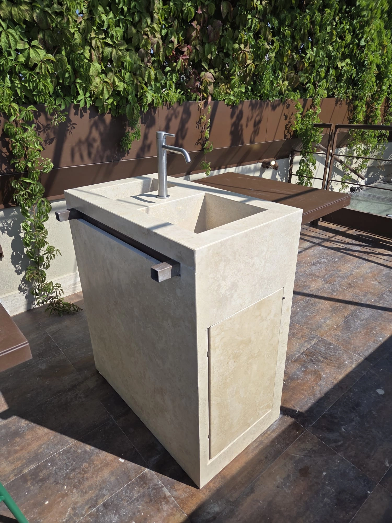 lavello in travertino con stuttura in ferro